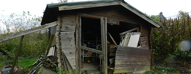 abri de jardin bois en ruine